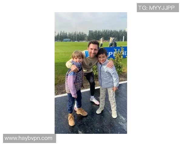 梅西温馨瞬间与孩子亲密互动展现足球巨星的柔情一面 梅西温馨瞬间与孩子亲密互动展现足球巨星的柔情一面