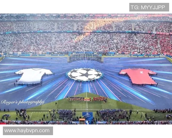 足球明星与美女裁判的精彩瞬间引发热议球场内外的魅力碰撞与互动